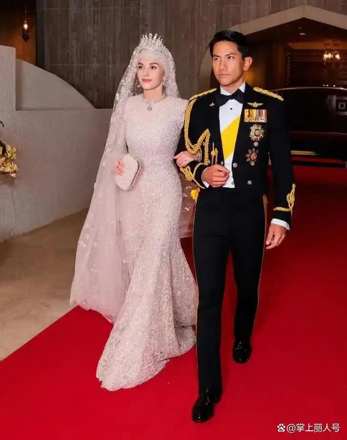 文莱最帅王子携妻亮相，婚后宫中地位提升，混血王妃的20克拉蓝宝石胸针夺目 