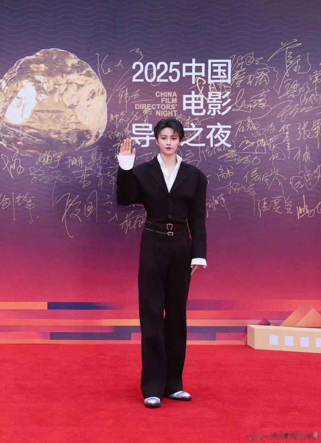 刘雨昕红毯黑内场白刘雨昕在导演之夜太会穿了！红毯黑套装飒得不行，内场白西装又变优