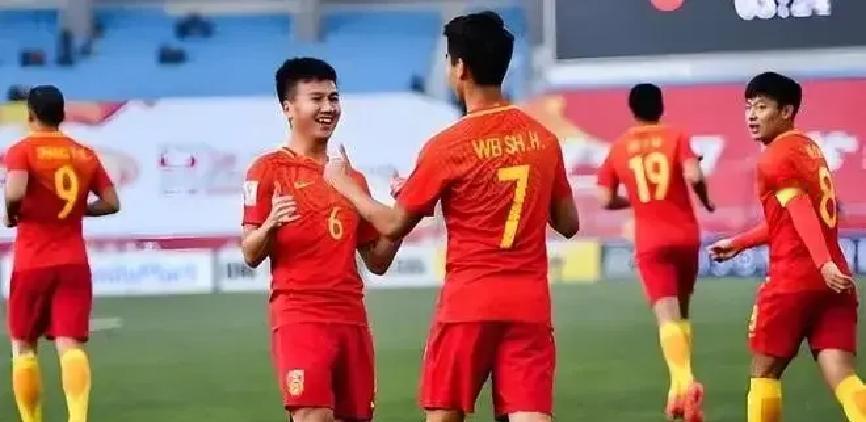 董路的12岁冠军，正在一个废车场练球。
泥地。
碎石。
废弃的集装箱就是球门。