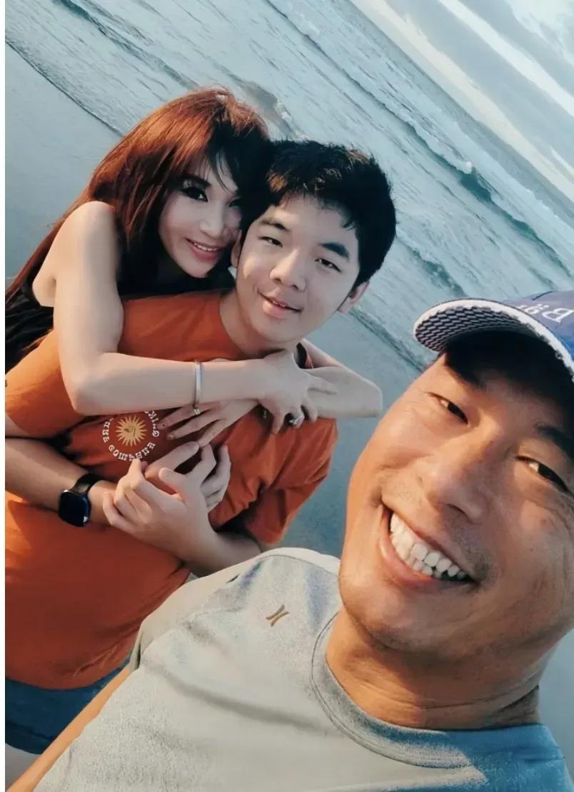 我怀疑温碧霞这个养子就是她的亲生儿子！
虽然这个男孩颜值不高，
但是他的人中和嘴