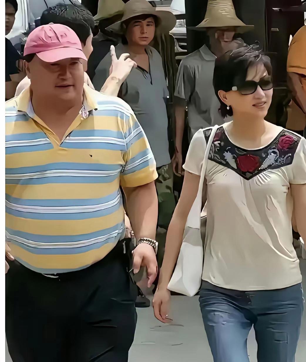 杨澜一直是知性与优雅的代名词，但她与吴征的结合，常因外形的巨大反差引发外界议论。