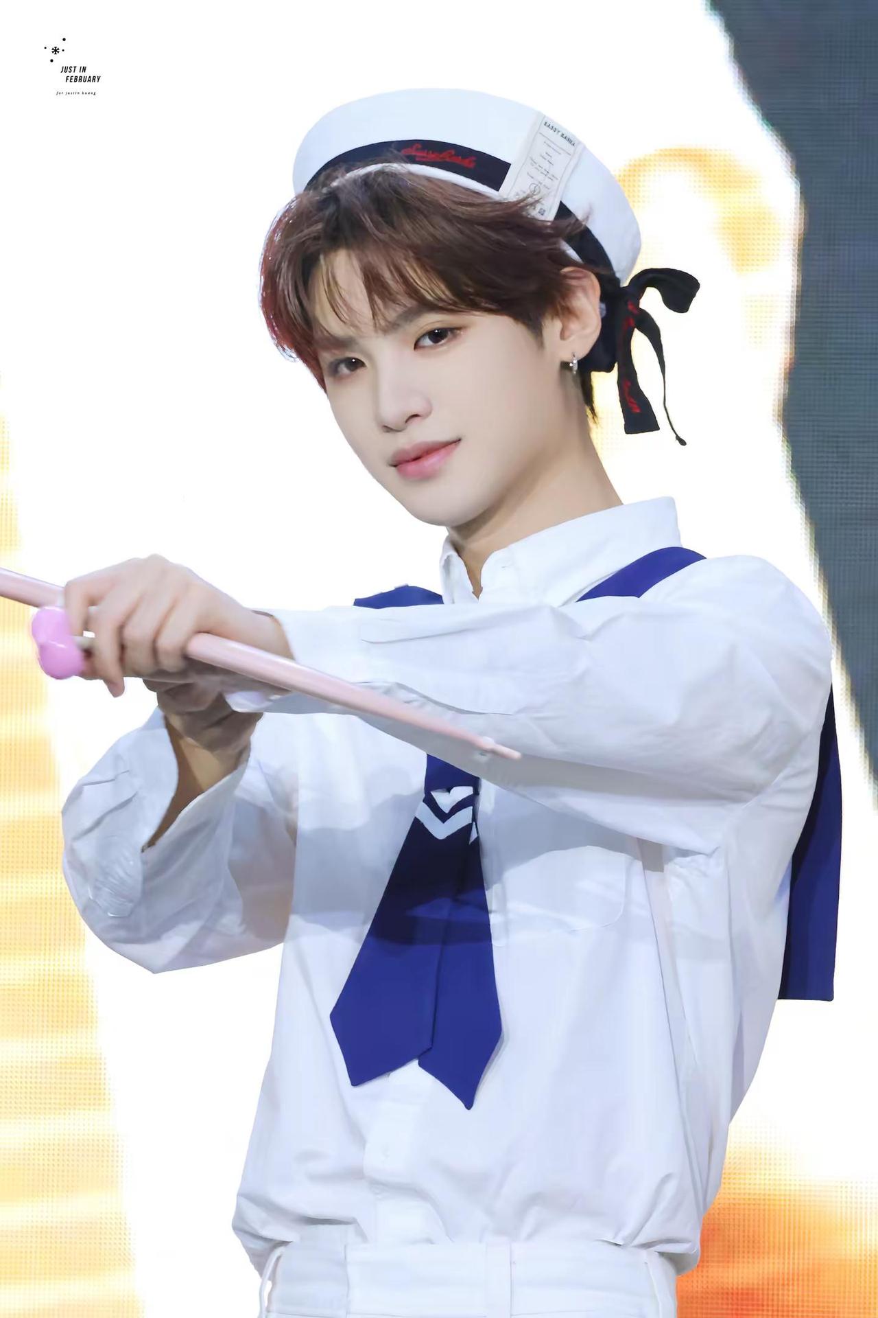 🐬。黄明昊 黄明昊Justin 水手服 黄明昊签售 @黄明昊Justin