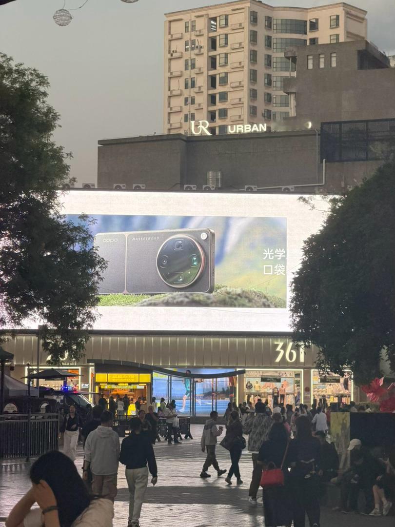 昆明线下看到了OPPO Find X9 Ultra的广告，直接用了网传的真机图片