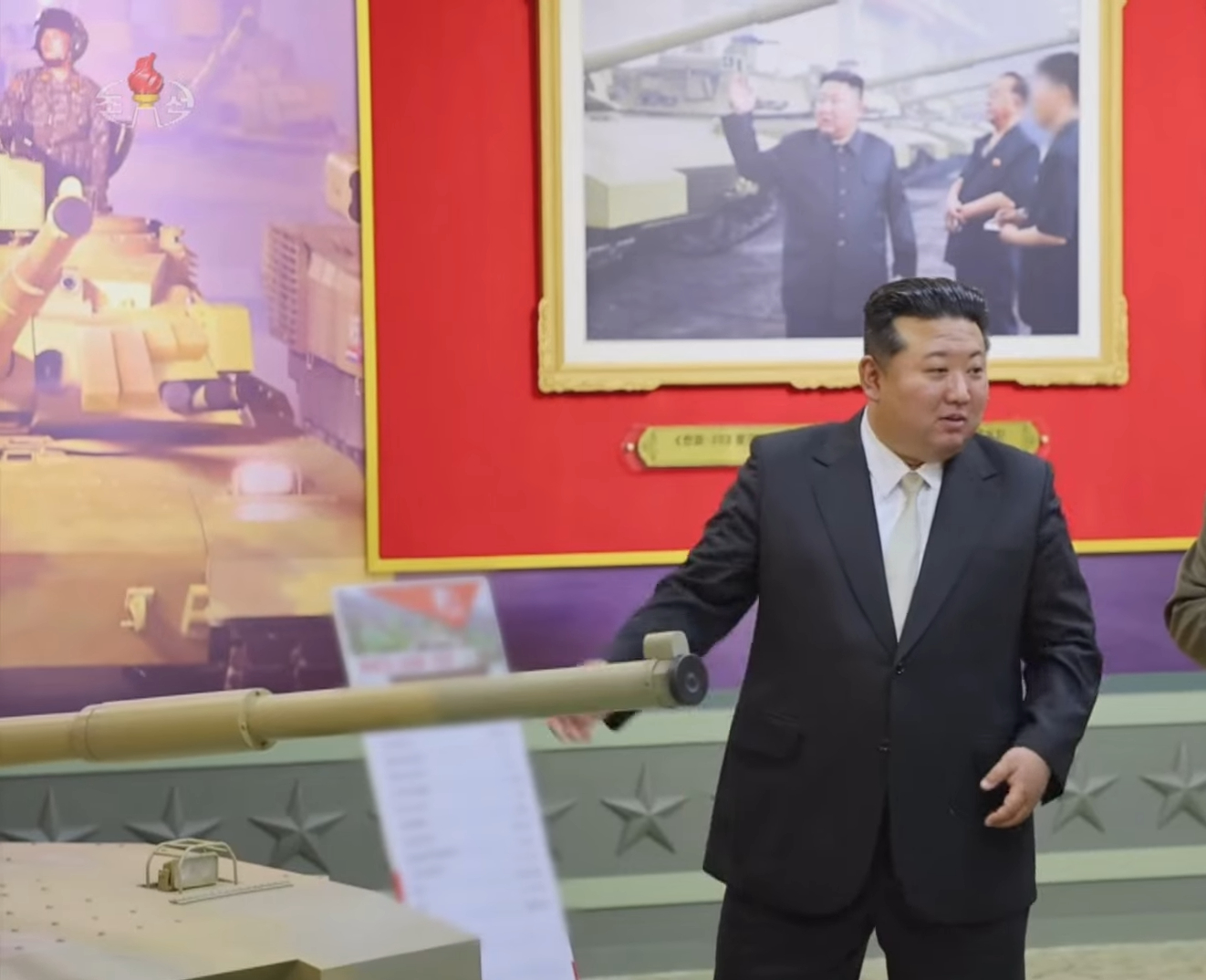 朝鲜国防科学院展示中漏出的朝鲜新型主战坦克的命名，比较模糊，但字体结构隐约可辨认