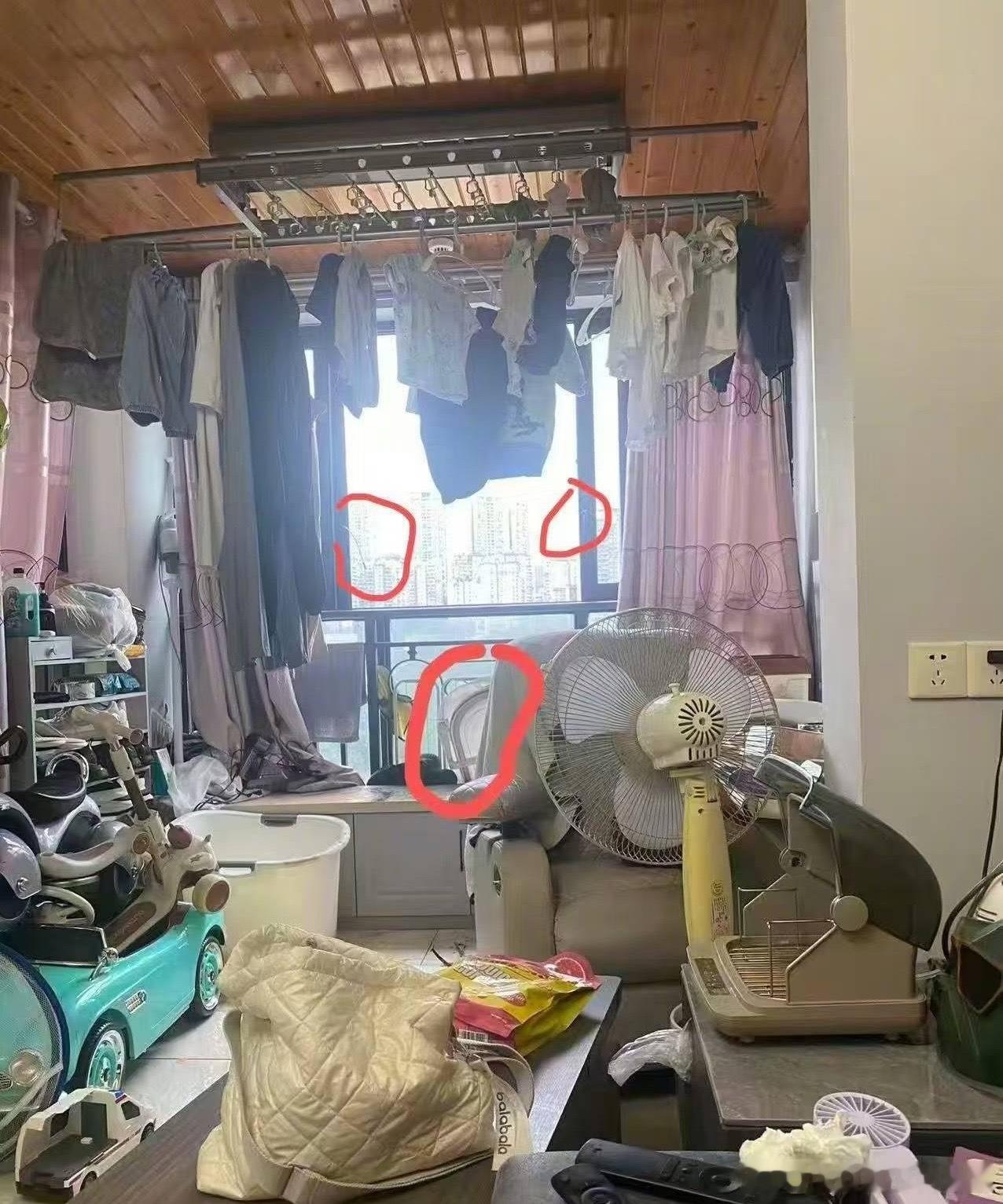 2岁幼童坠亡孩子母亲怀疑丈夫作案支持对男方作案的怀疑：孩子是抱着小被子坠亡的、防
