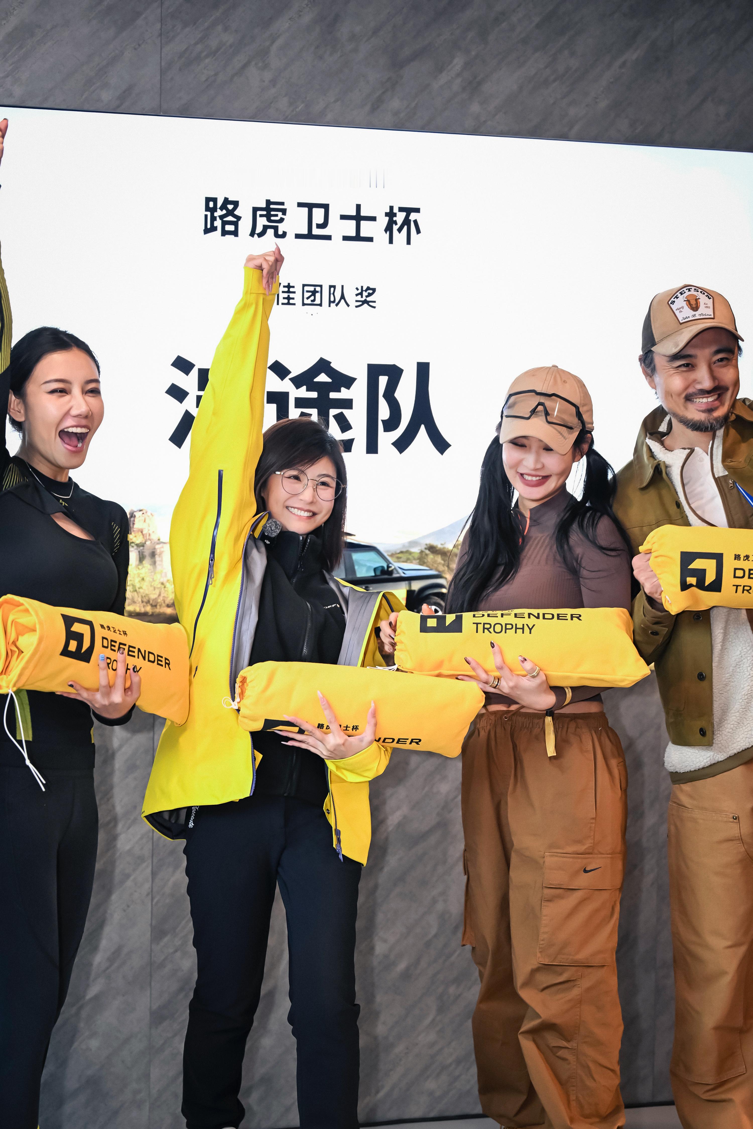 跨年只发一个文案如果跨年只能发一个文案那我想说——希望新的一年，我们总有新的力量