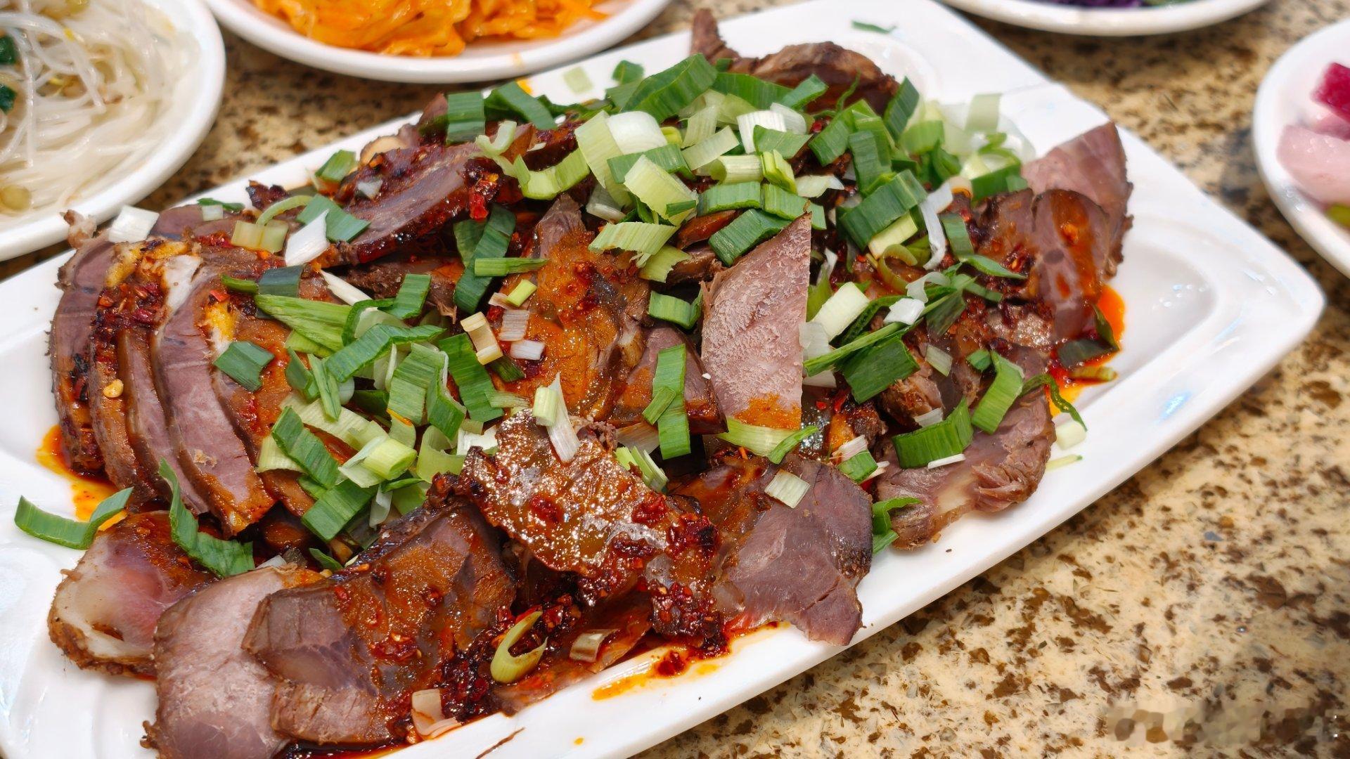 这就是兰州全国最权威的一碗面没有之一而且物美价廉 8 元肉单算  110 一斤哈