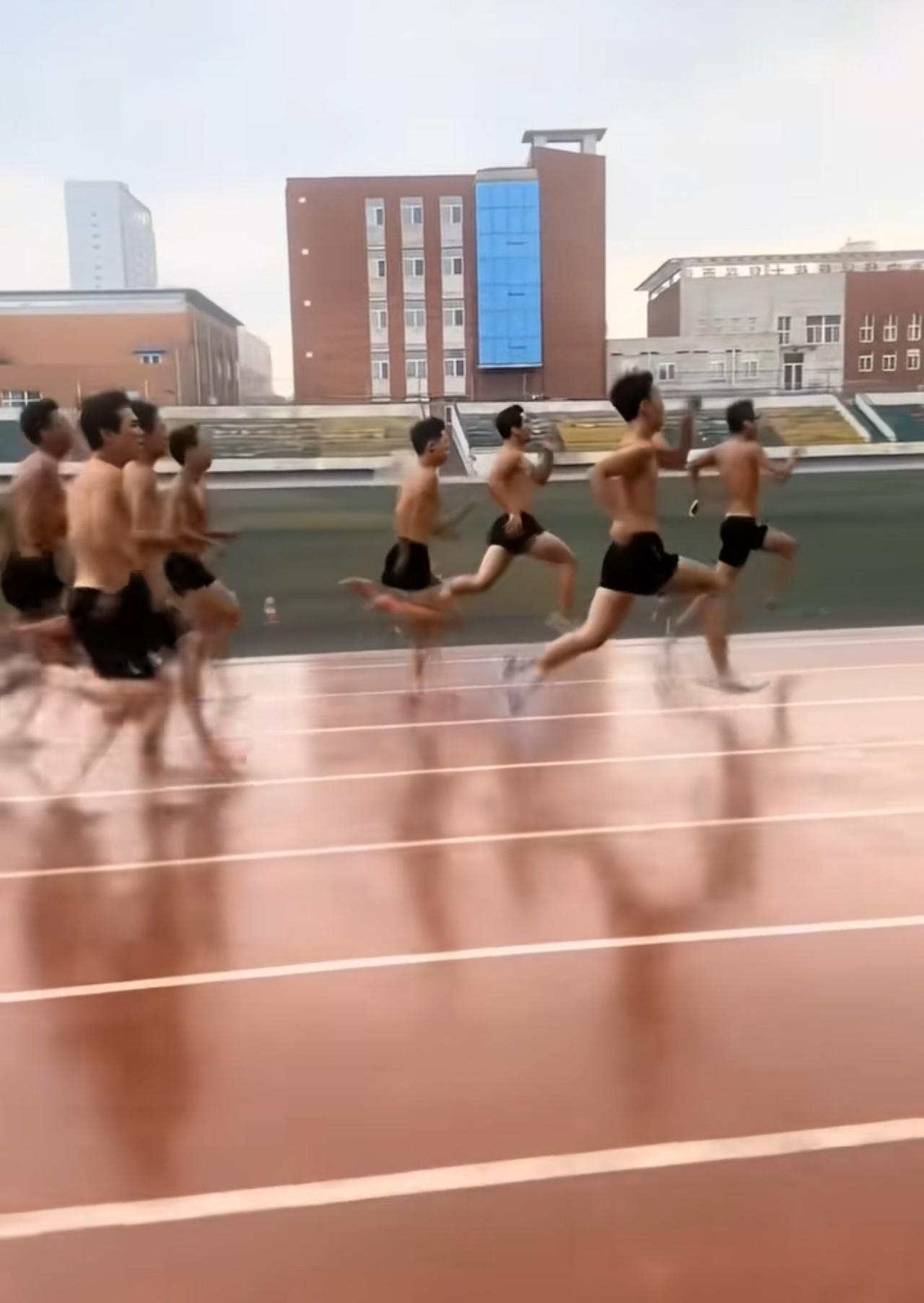 家长们，这才是学生该有的样子，这才是青春该有的样子！
这是体育考试的一个场面，学