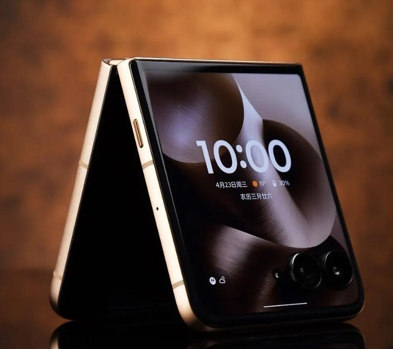 moto razr 60 Ultra新机图赏：手感超级棒

摩托罗拉即将于202