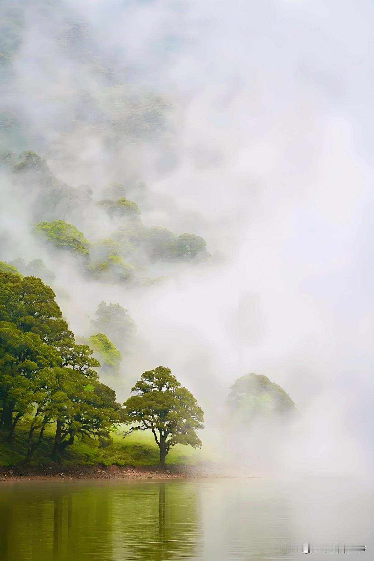 上联:云烟飘岁月
下联:…请君赐墨