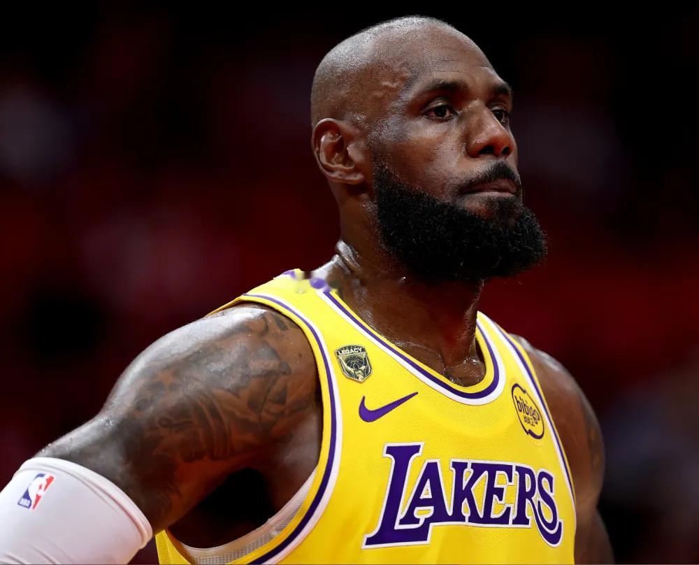 詹姆斯虽然在末节最后时刻两个失误有些拉胯，但他命中绝平三分，全场比赛29分13篮