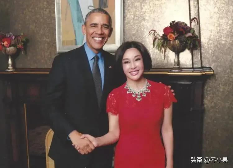 刘晓庆真给国人长脸！昔日受邀出席奥巴马私人宴会，一袭红装分外妖娆。奥巴马对我国“