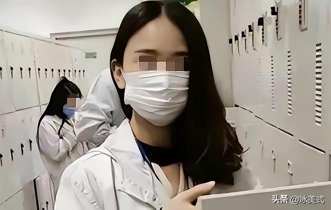 湖南，一已婚女医生与男同事在车内亲昵，之后并未立即报警。30余日后，女医生在自己