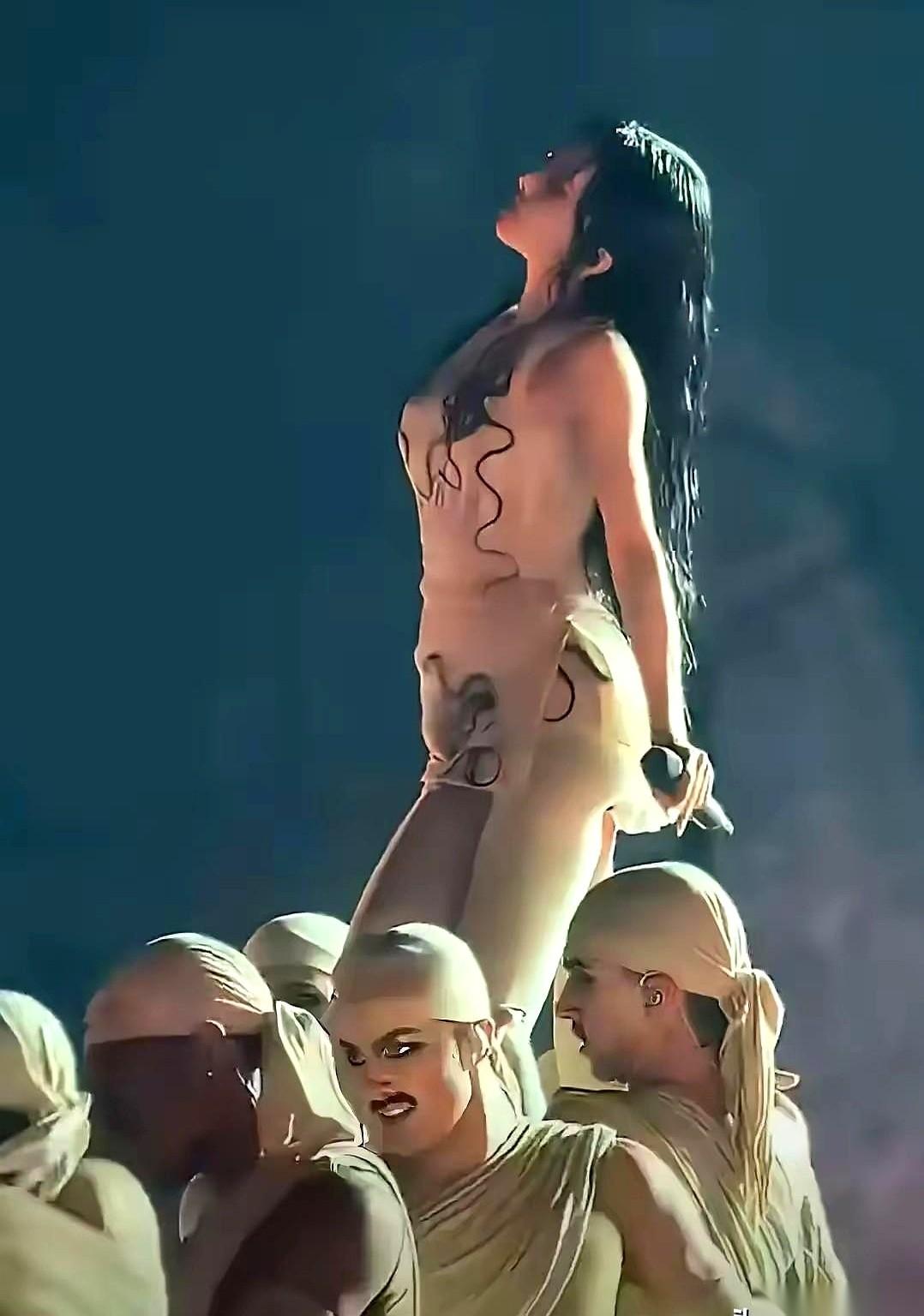 45岁的蔡依林，办的哪是演唱会啊。
那是一堂公开解剖课，亲手把自己身上的“羞耻”