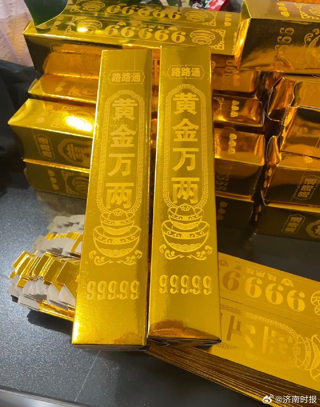 【怕祖宗跟不上潮流，#清明节给老祖宗烧去了AI# 】#清明节纸扎金条热销# 每年