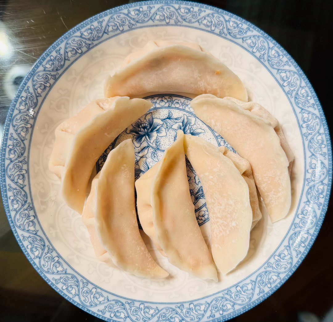 今天给柯基宝宝包饺子吃，三文鱼+胡萝卜馅儿～