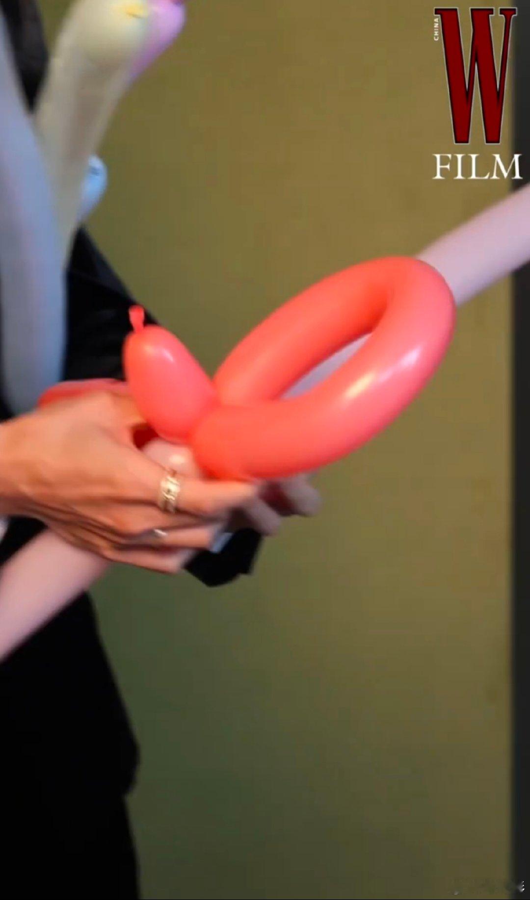 谁能拒绝胳肢窝夹气球的易烊千玺啊？影帝的反差萌也太戳人了！ 