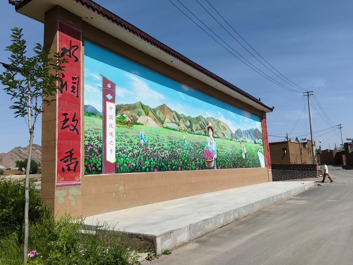 甘肃省兰州市永登苦水镇
今天应同学的邀请去了中国的玫瑰之乡苦水镇摘玫瑰，摘上的玫