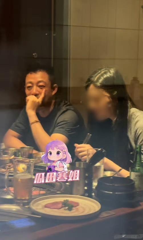 马筱梅老公汪小菲和朋友聚餐，身旁坐着一位神似大S的美女，贴心为汪小菲夹肉，马筱梅