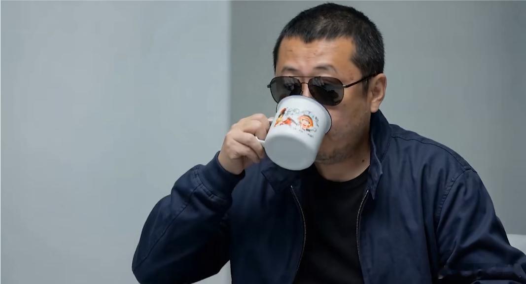 贾樟柯用seedance做的贺岁短片 当《贾科长Dance》里两个“贾樟柯”在画