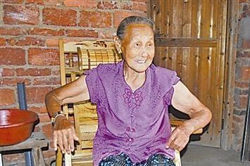 七个鬼子，把她围在河边。枪都扔了，开始解裤腰带。他们以为，这下稳了，一个女人而已