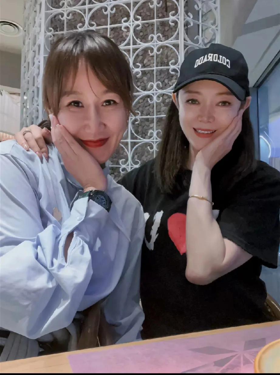 胡明轩老妈近期动态，不是在旅游，就是跟着小胡的比赛跑，今晚打辽宁，应该也在，估计