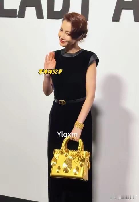 李冰冰真大胆啊，黑色连衣裙配了土豪金的包包……如果不看包，整个人端庄大气，可手里
