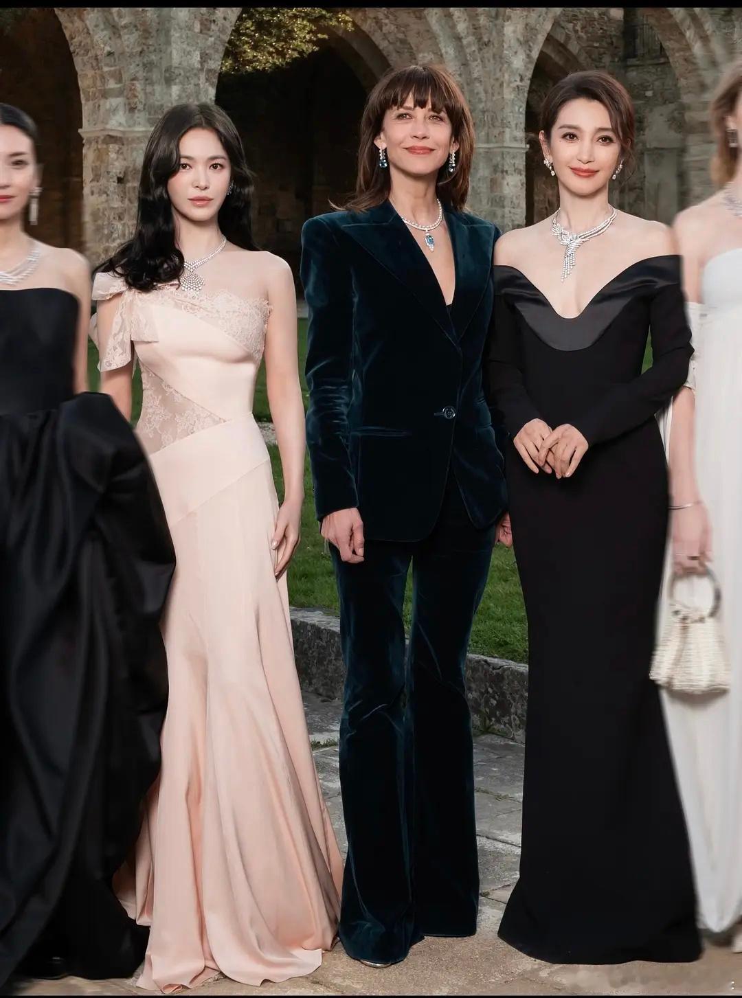 这张合照，李冰冰居然比宋慧乔更美，感觉在内娱她一直不算大美女的，有点意外 