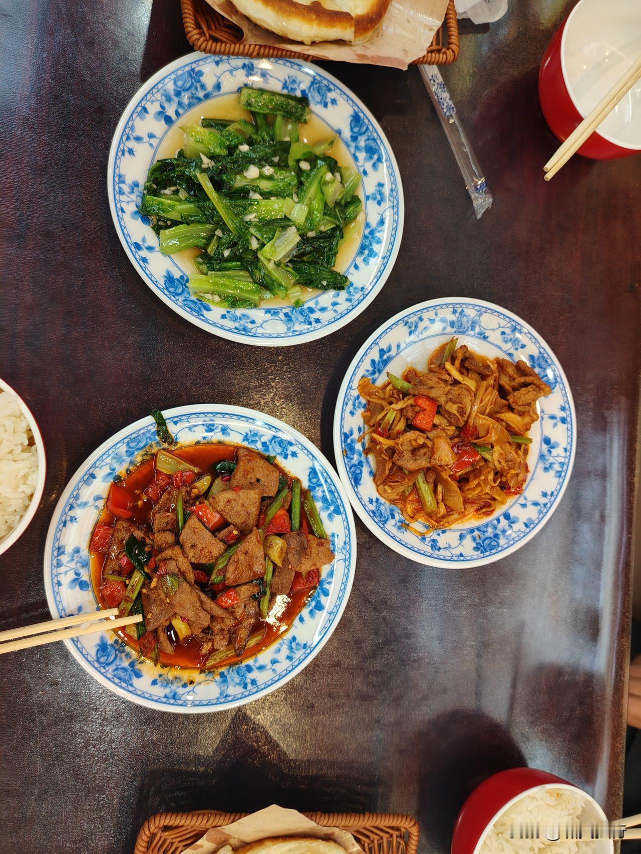 这家路边店，饭菜真香，还便宜。姐夫一句话，服务员愣了，我笑喷了。

傍晚，步行到