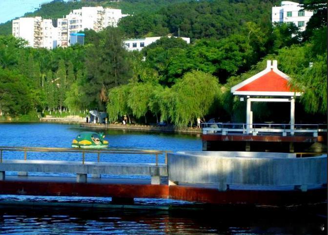 【湖里公园】湖里公园原称南山公园，位于福建省厦门市湖里区湖里工业区牛公 岭山麓，