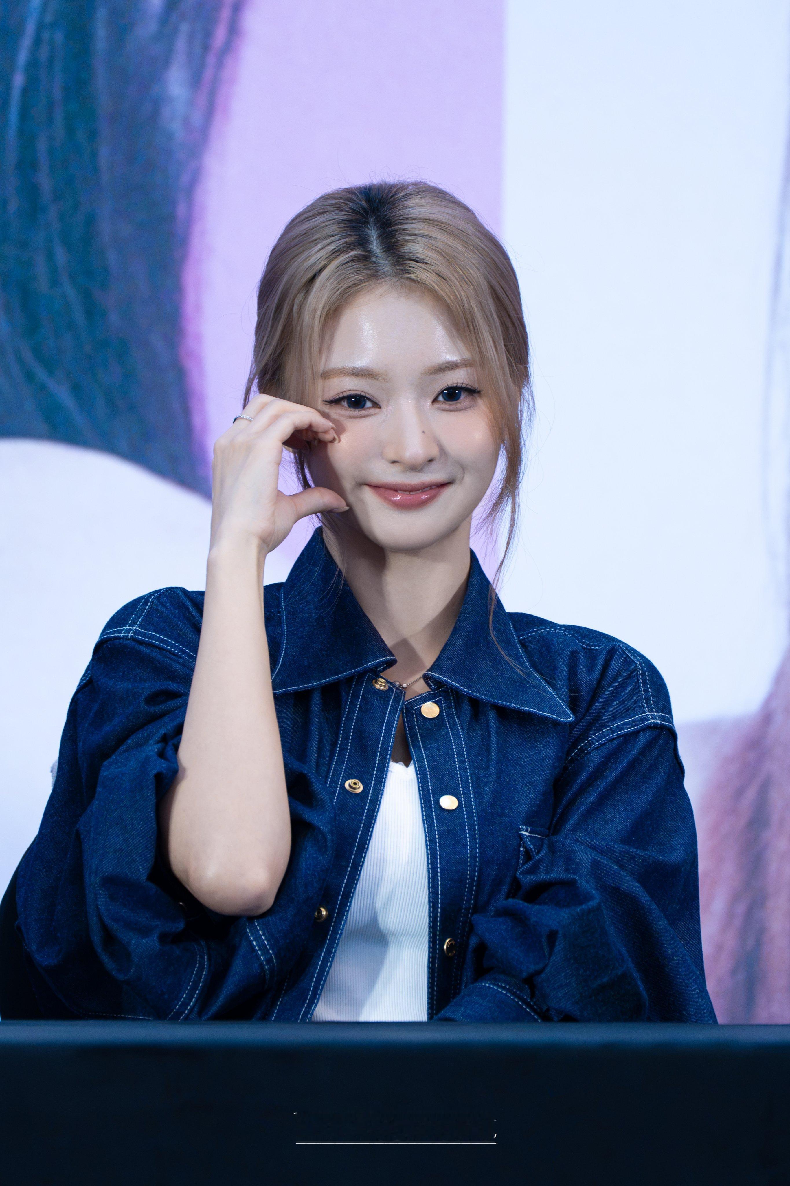 李娜炅[超话]  🐣氧气笑颜李娜炅 260830 MA签售 饭拍HD ©nak