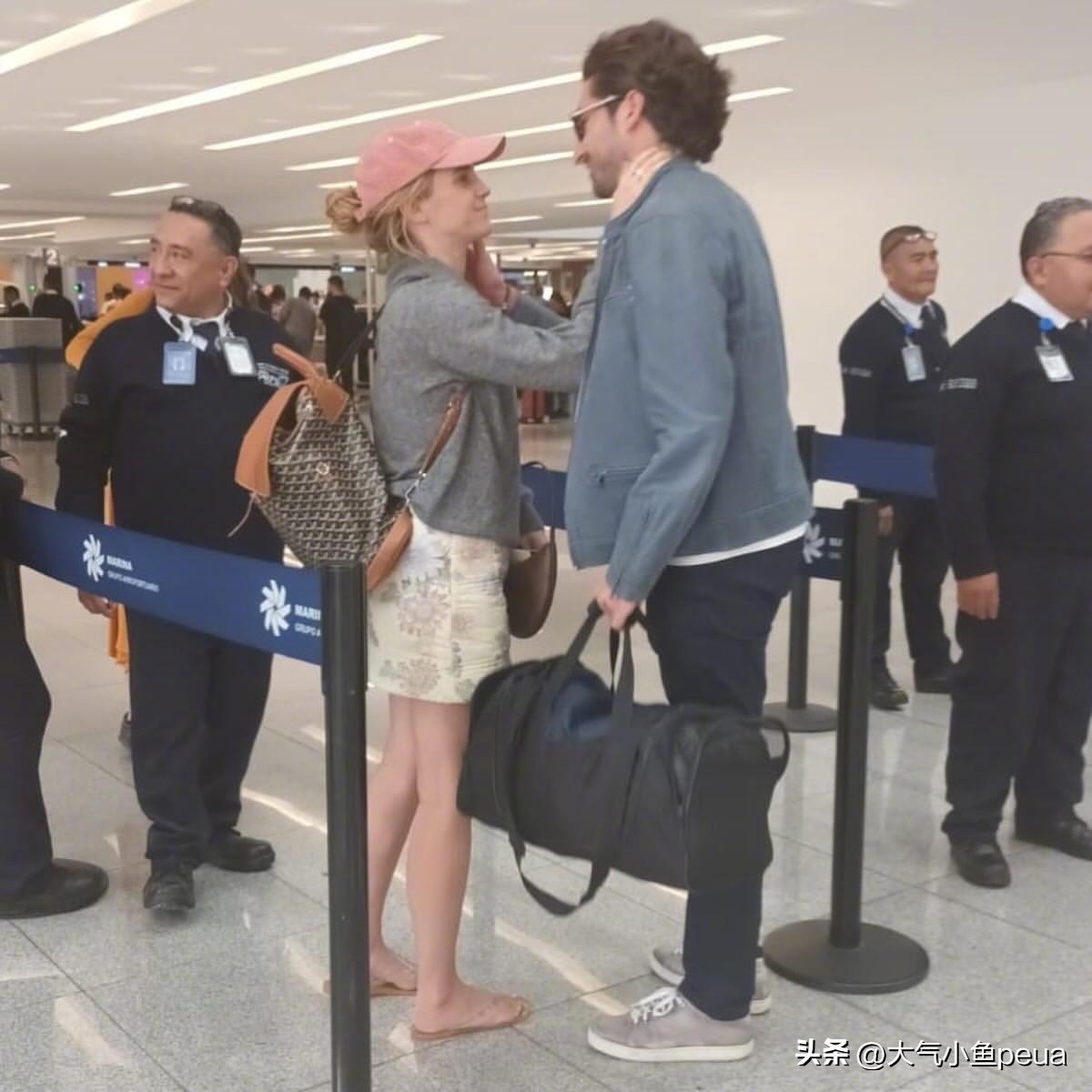 艾玛·沃特森这选男友的眼光确实稳，从富商到豪门公子，主打一个“门当户对”。
这回