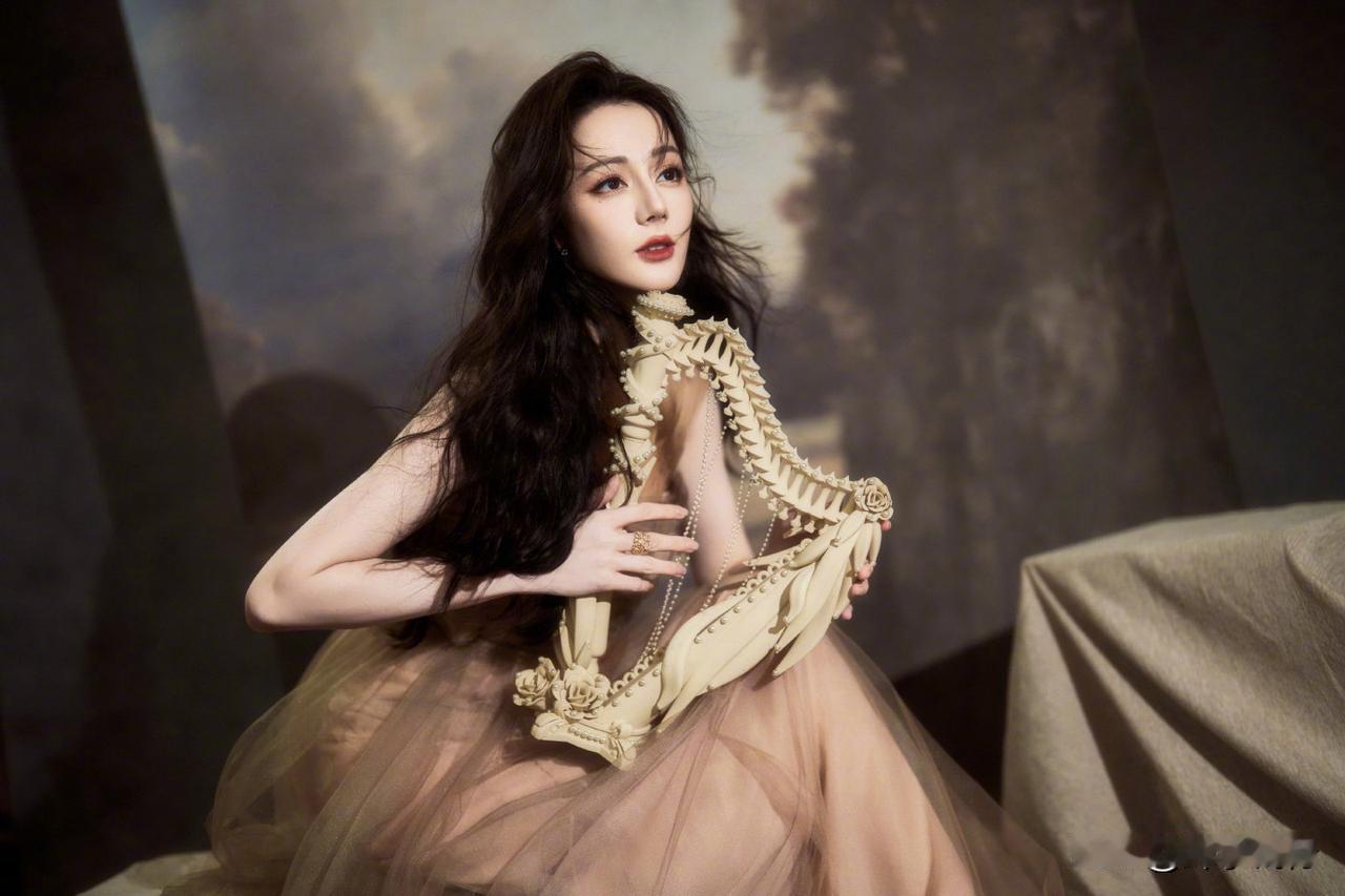 美少女（少数民族女孩）全新纱裙造型：复古高级感的完美诠释 。在近日的一次时尚活动