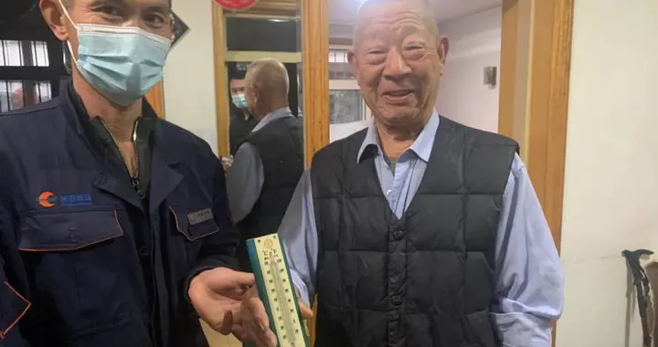问暖今冬丨接线10分钟后，工作人员到达现场！温度高了心也暖了，86岁大爷伸手点赞