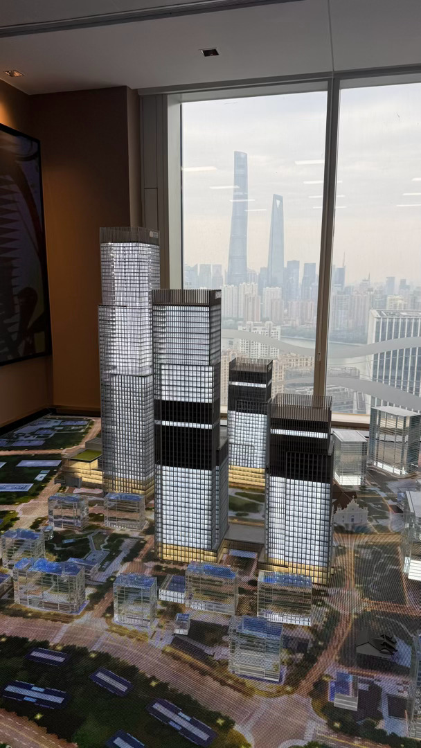 今天楼里在搞几个展会和活动，上海年轻人真是多 