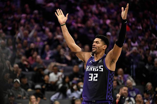 国王的迪伦-卡德威尔其实还真挺励志的。之前虽然是奥本大学的先发中锋，但是出场时间