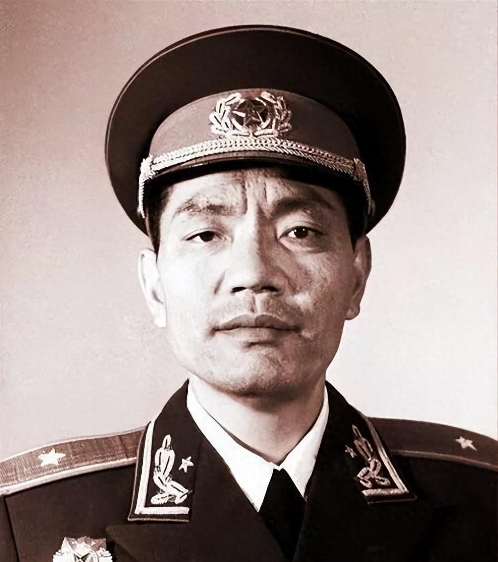 将军尤太忠每次到连队总是习惯数猪，秘书说最重要的不是人，而是把猪数清楚！
195