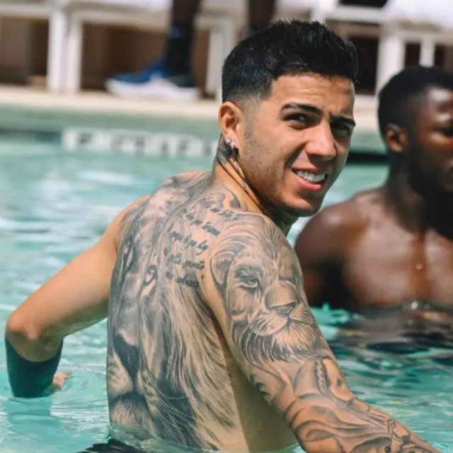 切尔西官方在社交媒体上晒出了恩佐与队友一起在泳池放松的照片，并且配文：“和球队一