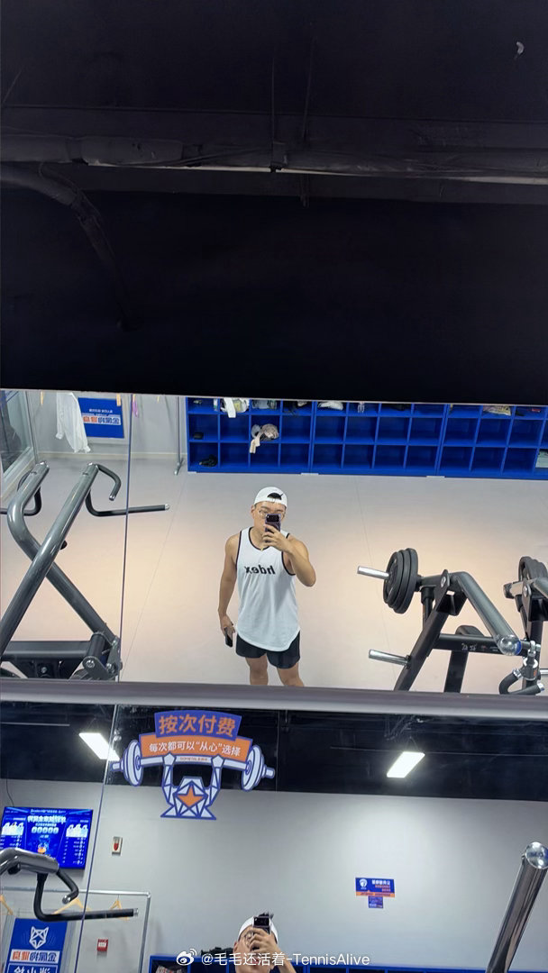 来健身房路过常点外卖的一家东北菜馆。还没进健身房先点了三个菜。[太开心][太开心