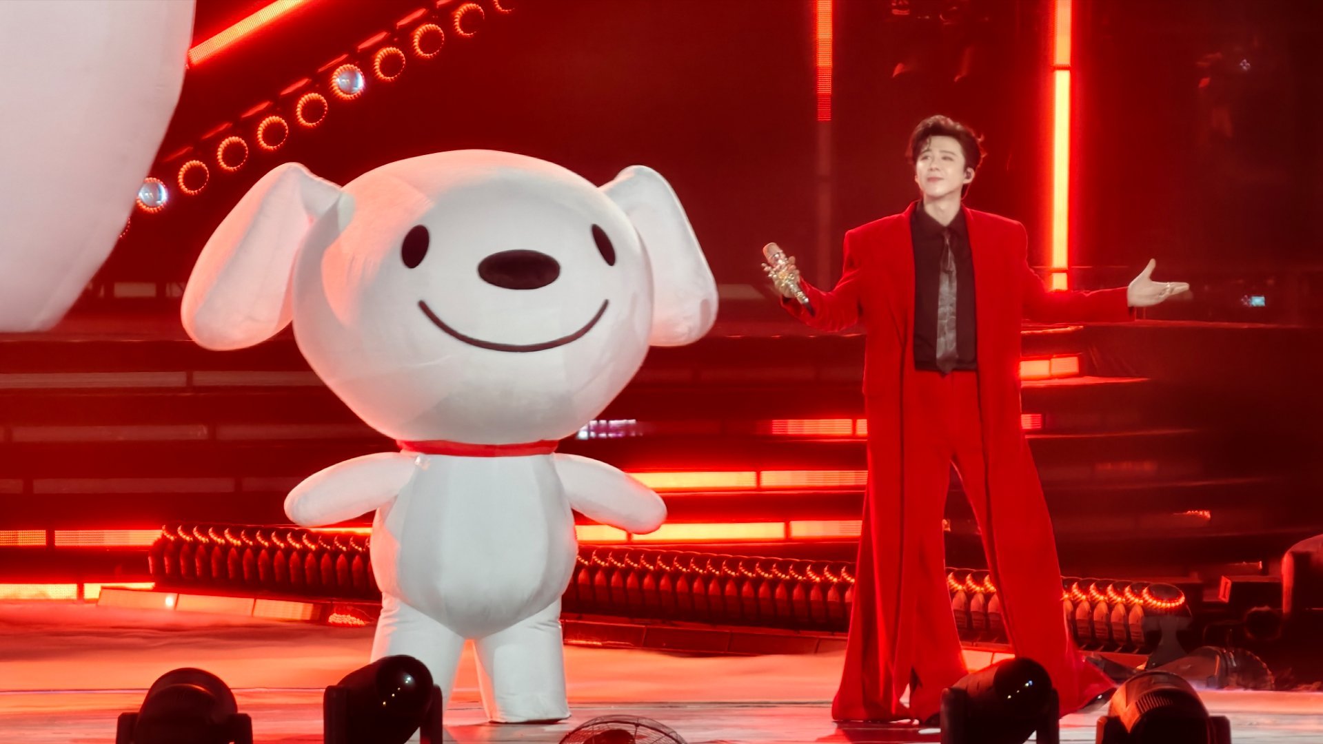刘宇宁上场哇声一片我的增距镜也是尽力了，氛围到了就行……和刘宇宁共赴夏日音乐之夜