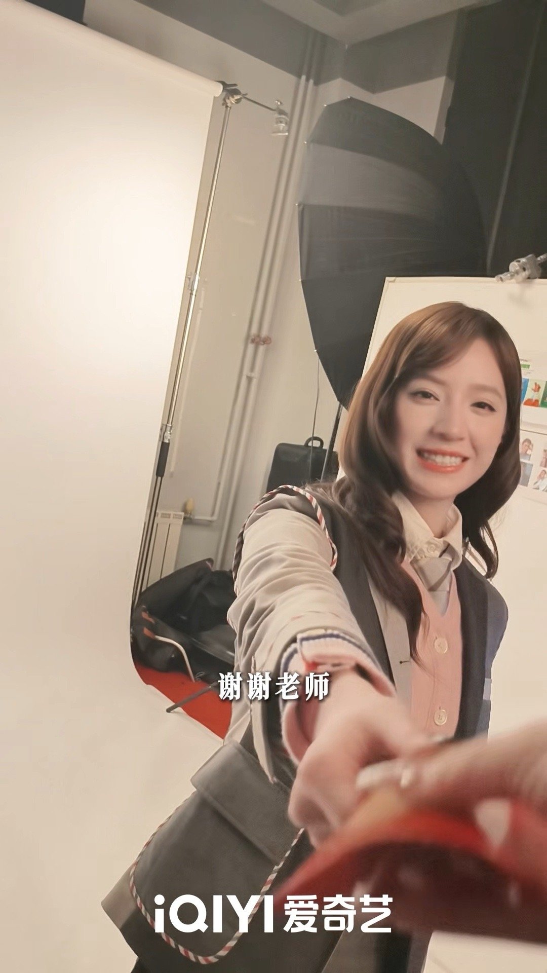 开工红包还是明星亲手递的香 十几个明星排队给工作人员发开工红包！《超燃青春的合唱