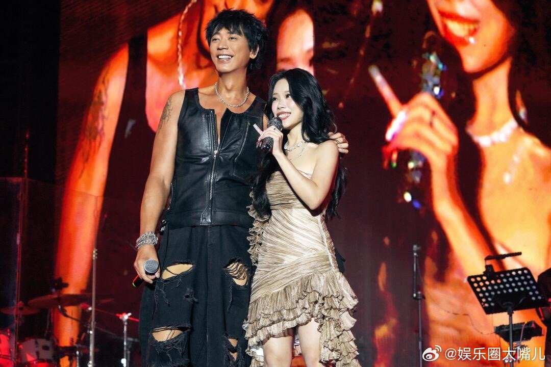 苏见信演唱会第二天全是宝娟嗓 信哥的摇滚嘶吼撞上万妮达的磁性说唱，呼和浩特的夜都