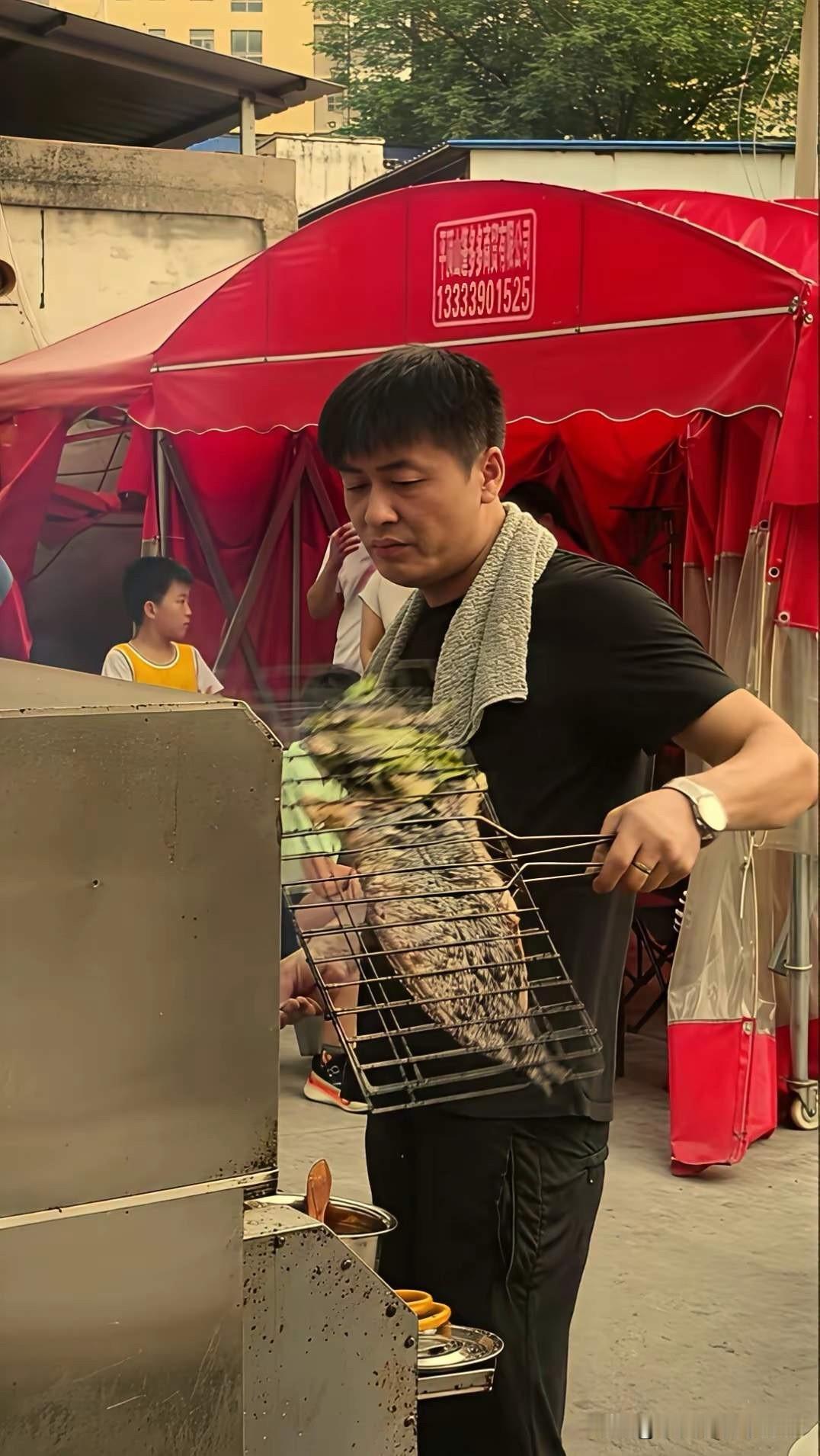 我有一个很不错的建议，不知道大家认为如何呢？河南平顶山烧烤摊主江水峰，不仅长相酷