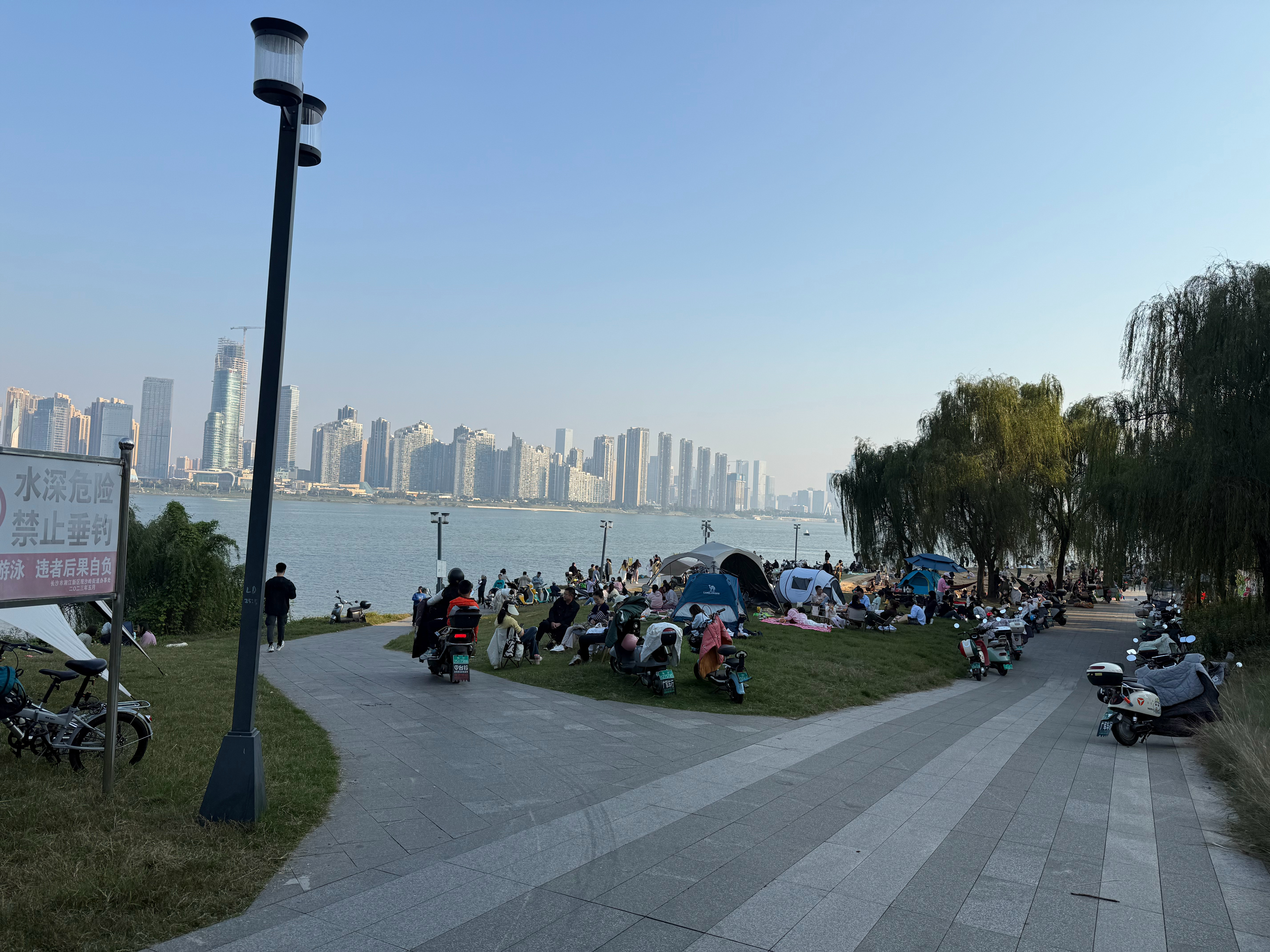 周末人真多，也有不少出来摆摊卖豆腐脑，烤肠的 