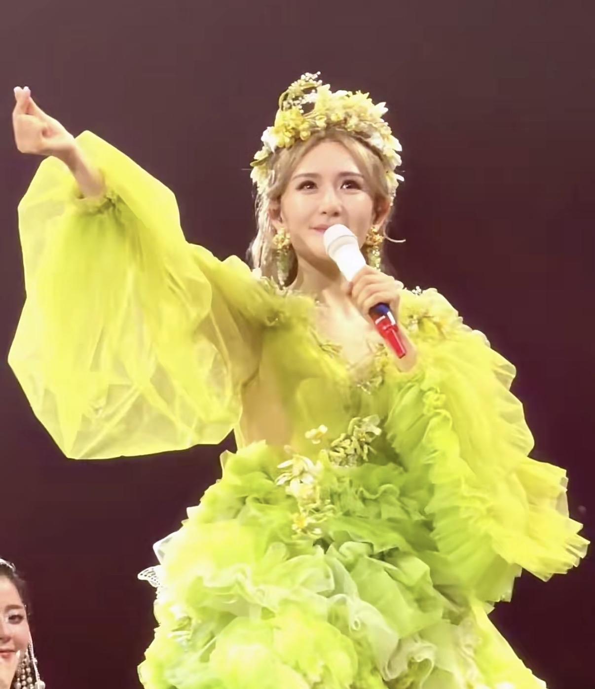 谢娜开巡演这个事，

最值得深思的不是她一个主持人去开巡演，

而是她选择开巡演