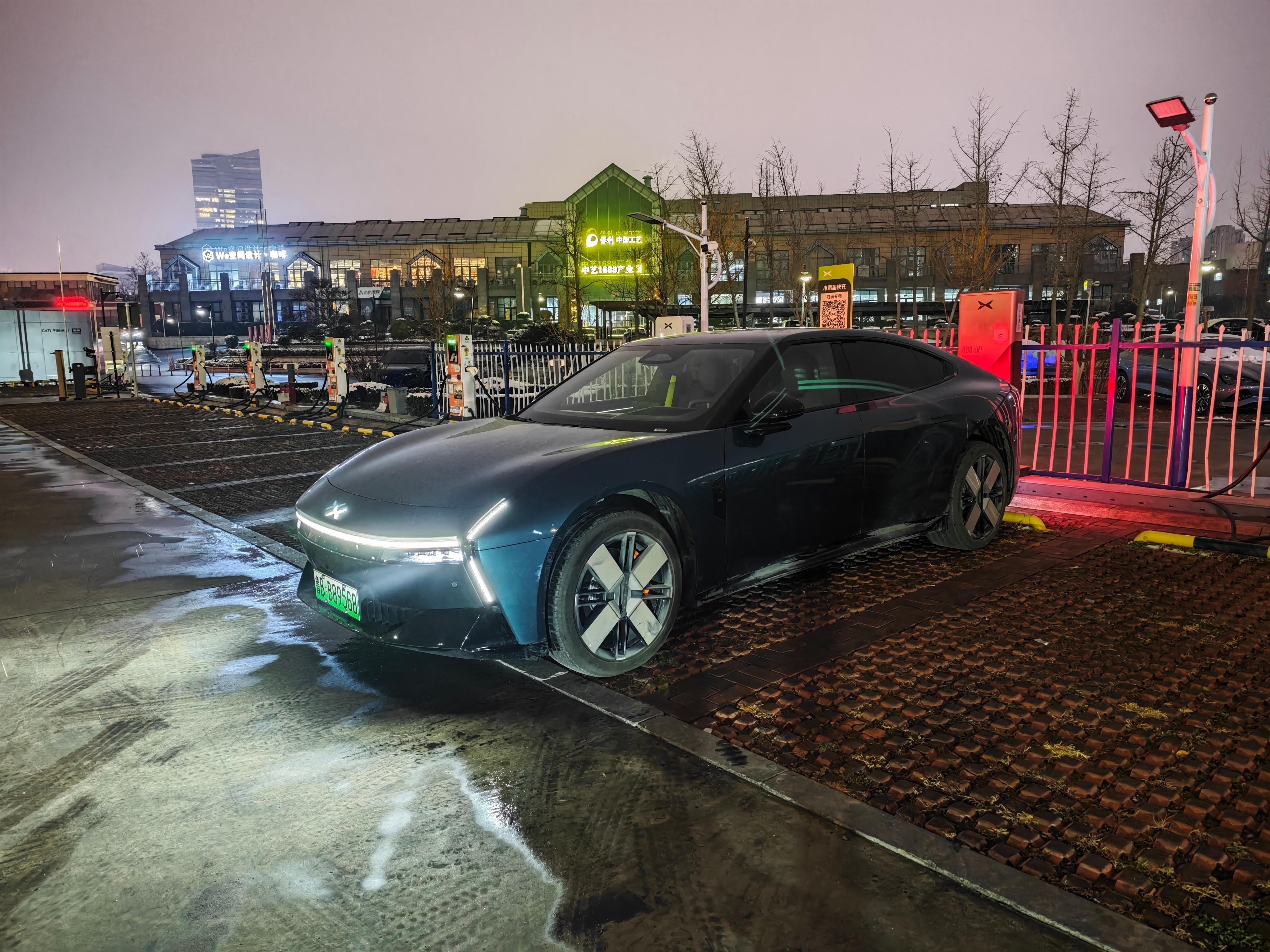 下完雪，出来给小鹏P7充个电。其实我挺后悔当初没买顶配四驱版本，后驱版本在下雨天