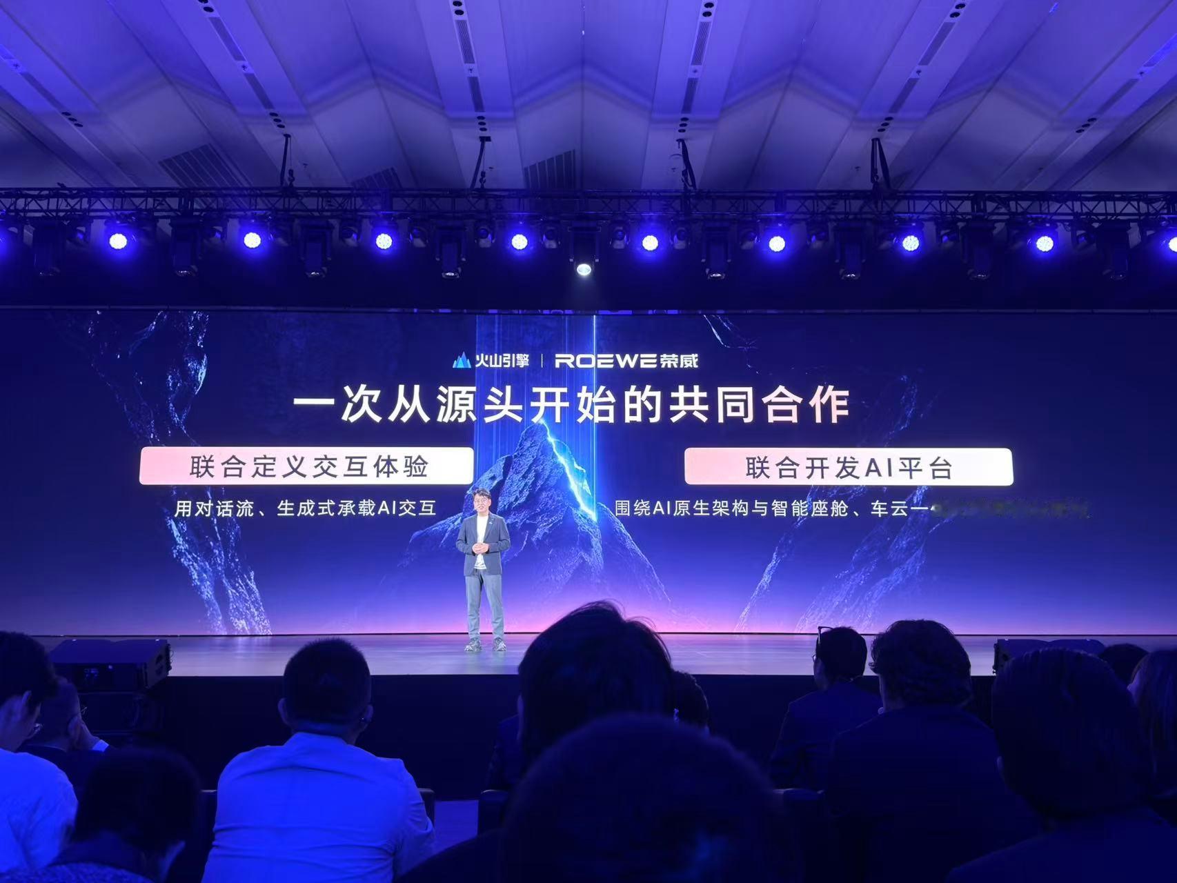 平时总听人说“汽车+AI”，我还以为就是车里多了个能聊天的语音助手。直到看了今晚