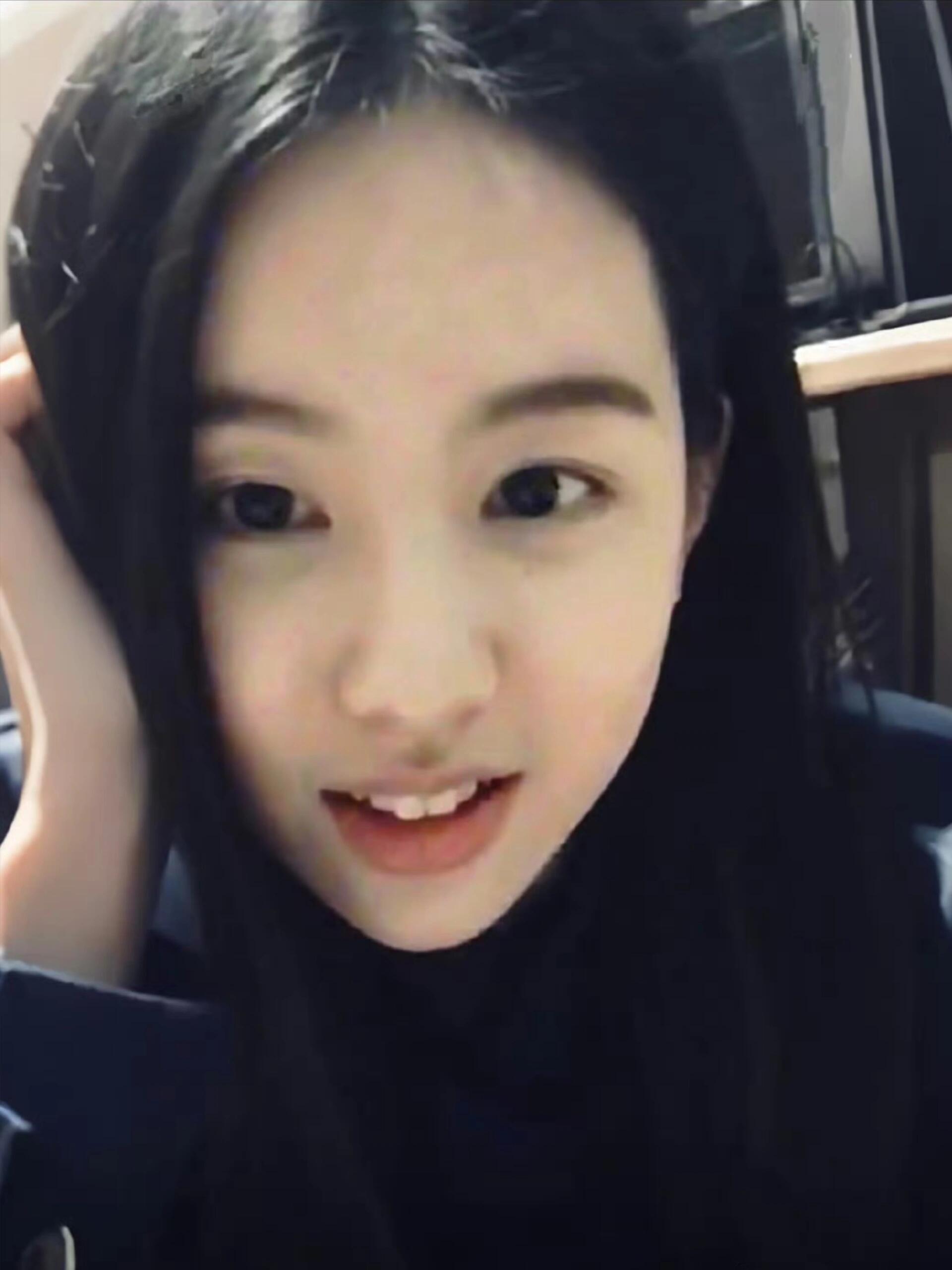 看得出来陈都灵从小到大都是校花的样子 