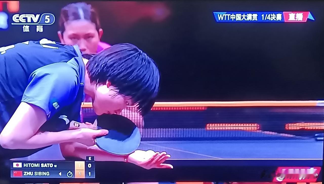 WTT北京大满贯女单1/4决赛上演难得一见的双削对决，国乒黑马朱思冰1-4负于日