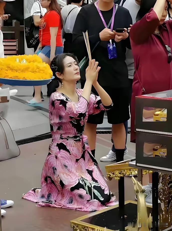穷人所求极为简单，不过求财而已！
富人所求可就繁杂得多：求内心平静无波，求做过的